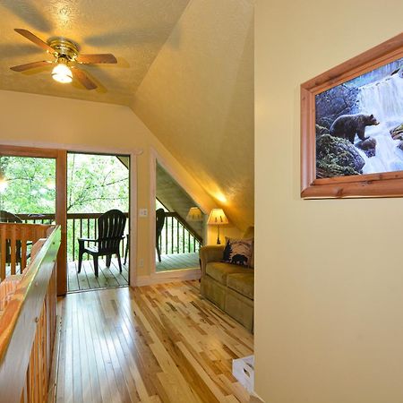Bear Footin' On The Creek Villa Gatlinburg Rum bild